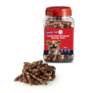 חטיף לעיסה לכלבים מקלוני מאנצ׳ עטופים בבשר כבש באריזת 550 גרם